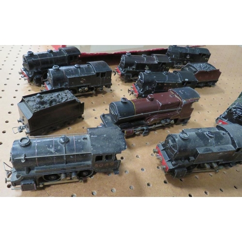 538 - A SELECTION OF TRIX TWIN RAILWAY LOCOMOTIVES AND TENDER, contained in a Trix box