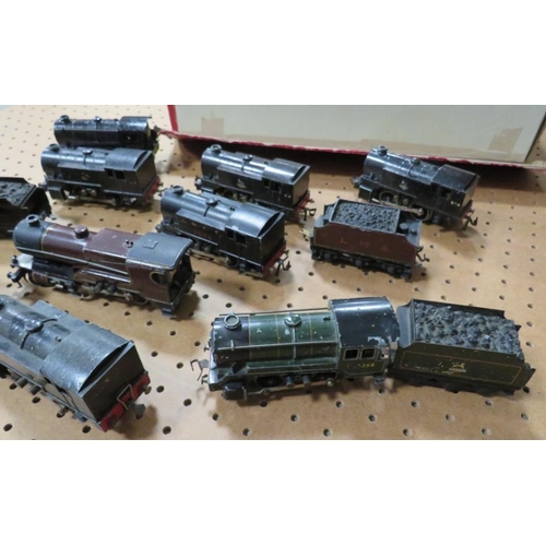 538 - A SELECTION OF TRIX TWIN RAILWAY LOCOMOTIVES AND TENDER, contained in a Trix box