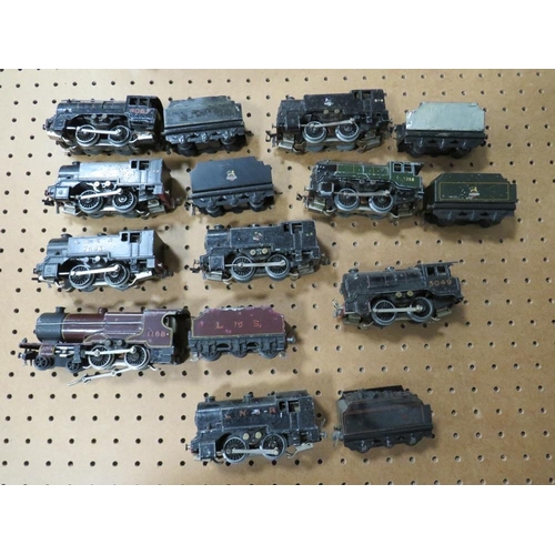 538 - A SELECTION OF TRIX TWIN RAILWAY LOCOMOTIVES AND TENDER, contained in a Trix box