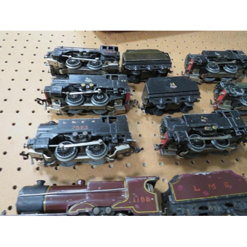 538 - A SELECTION OF TRIX TWIN RAILWAY LOCOMOTIVES AND TENDER, contained in a Trix box