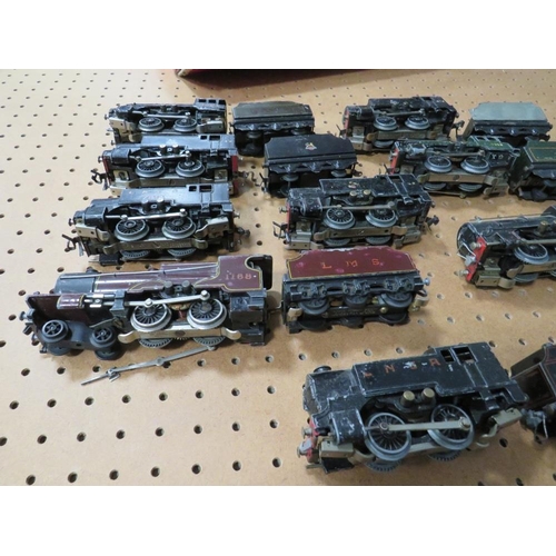 538 - A SELECTION OF TRIX TWIN RAILWAY LOCOMOTIVES AND TENDER, contained in a Trix box