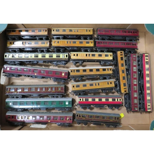 541 - A MIXED SELECTION OF HORNBY AND TRIX MODEL RAILWAY CARRIAGES