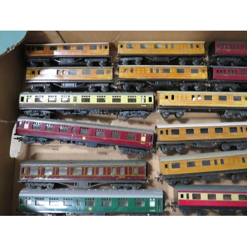 541 - A MIXED SELECTION OF HORNBY AND TRIX MODEL RAILWAY CARRIAGES