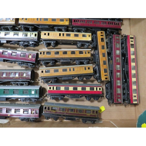 541 - A MIXED SELECTION OF HORNBY AND TRIX MODEL RAILWAY CARRIAGES