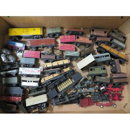 542 - TWO BOXES CONTAINING A SELECTION OF HORNBY AND TRIX MODEL RAILWAY TRUCKS, TENDERS & RUNNING GEAR