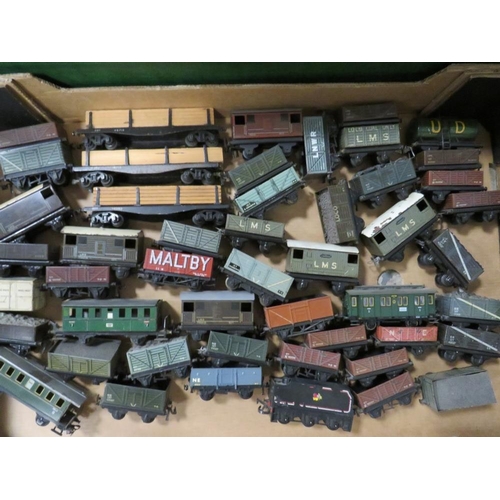 542 - TWO BOXES CONTAINING A SELECTION OF HORNBY AND TRIX MODEL RAILWAY TRUCKS, TENDERS & RUNNING GEAR