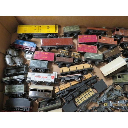 542 - TWO BOXES CONTAINING A SELECTION OF HORNBY AND TRIX MODEL RAILWAY TRUCKS, TENDERS & RUNNING GEAR