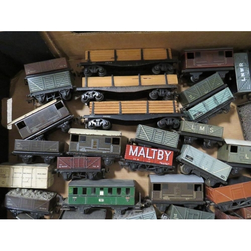 542 - TWO BOXES CONTAINING A SELECTION OF HORNBY AND TRIX MODEL RAILWAY TRUCKS, TENDERS & RUNNING GEAR