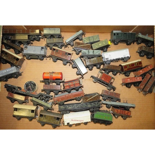 543 - A SELECTION OF HORNBY, DUBLO AND TRIX MODEL RAILWAY TRUCKS ETC