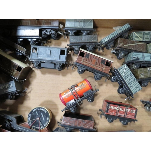 543 - A SELECTION OF HORNBY, DUBLO AND TRIX MODEL RAILWAY TRUCKS ETC