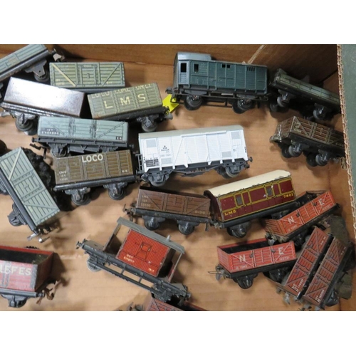 543 - A SELECTION OF HORNBY, DUBLO AND TRIX MODEL RAILWAY TRUCKS ETC