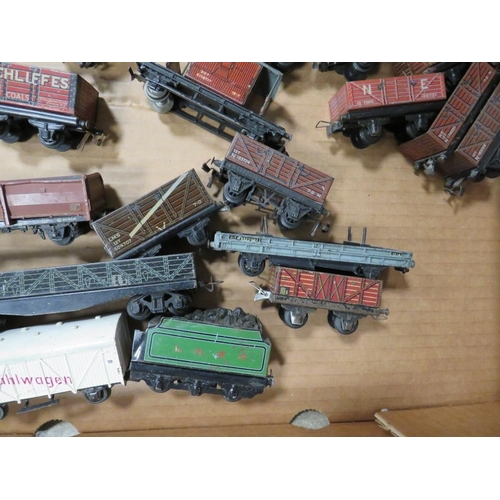 543 - A SELECTION OF HORNBY, DUBLO AND TRIX MODEL RAILWAY TRUCKS ETC