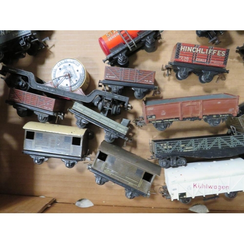 543 - A SELECTION OF HORNBY, DUBLO AND TRIX MODEL RAILWAY TRUCKS ETC