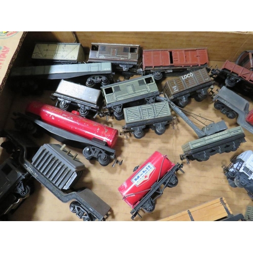 544 - A SELECTION OF HORNBY AND TRIX MODEL RAILWAY TRUCKS, TANKERS AND VEHICLES