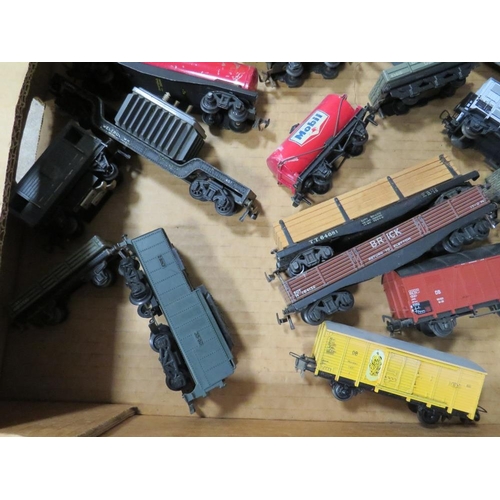 544 - A SELECTION OF HORNBY AND TRIX MODEL RAILWAY TRUCKS, TANKERS AND VEHICLES