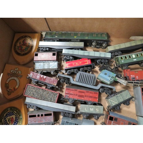 545 - A BOX CONTAINING VARIOUS HORNBY / TRIX MODEL RAILWAY TRUCKS, coaches and various wooden railway shie... 