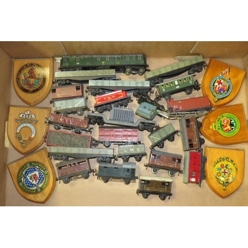 545 - A BOX CONTAINING VARIOUS HORNBY / TRIX MODEL RAILWAY TRUCKS, coaches and various wooden railway shie... 