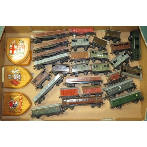 546 - A BOX CONTAINING VARIOUS HORNBY / TRIX MODEL RAILWAY TRUCKS, coaches and various wooden railway shie... 