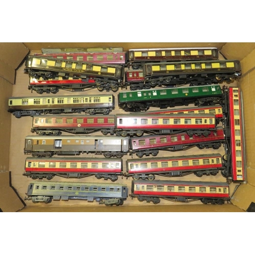 547 - A SELECTION OF HORNBY, HORNBY DUBLO AND TRIX MODEL RAILWAY COACHES