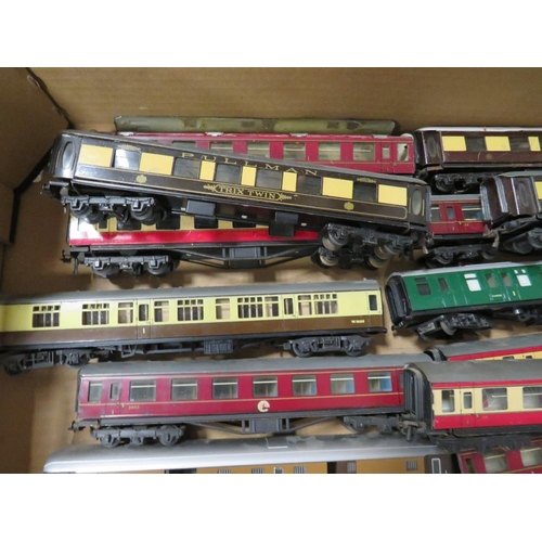 547 - A SELECTION OF HORNBY, HORNBY DUBLO AND TRIX MODEL RAILWAY COACHES