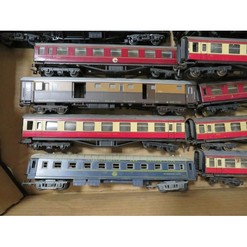 547 - A SELECTION OF HORNBY, HORNBY DUBLO AND TRIX MODEL RAILWAY COACHES