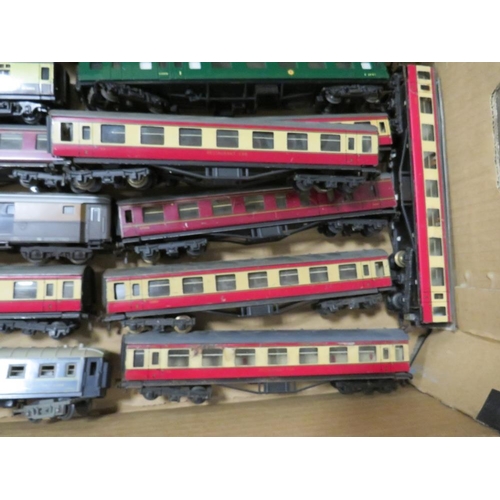 547 - A SELECTION OF HORNBY, HORNBY DUBLO AND TRIX MODEL RAILWAY COACHES