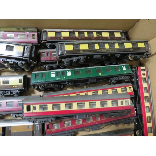 547 - A SELECTION OF HORNBY, HORNBY DUBLO AND TRIX MODEL RAILWAY COACHES