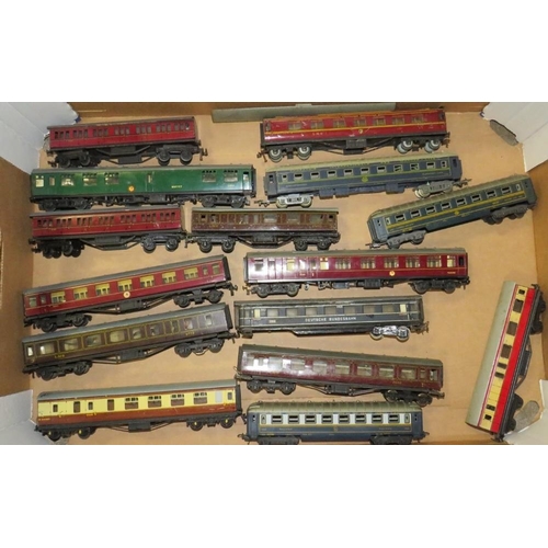 548 - A SELECTION OF HORNBY, HORNBY DUBLO AND TRIX MODEL RAILWAY COACHES