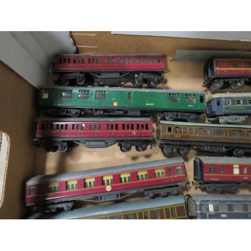 548 - A SELECTION OF HORNBY, HORNBY DUBLO AND TRIX MODEL RAILWAY COACHES