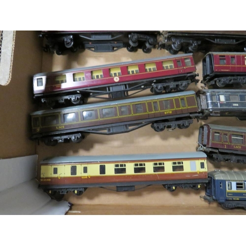 548 - A SELECTION OF HORNBY, HORNBY DUBLO AND TRIX MODEL RAILWAY COACHES