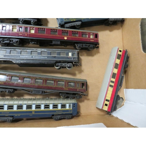 548 - A SELECTION OF HORNBY, HORNBY DUBLO AND TRIX MODEL RAILWAY COACHES