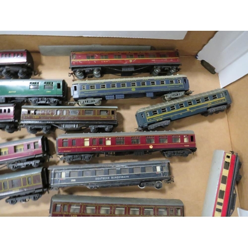 548 - A SELECTION OF HORNBY, HORNBY DUBLO AND TRIX MODEL RAILWAY COACHES