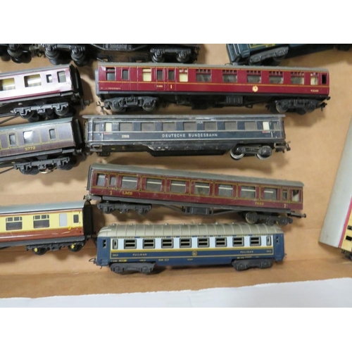 548 - A SELECTION OF HORNBY, HORNBY DUBLO AND TRIX MODEL RAILWAY COACHES