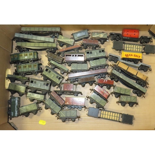 550 - A SELECTION OF VARIOUS HORNBY DUBLO AND TRIX MODEL RAILWAY TRUCKS AND COACHES