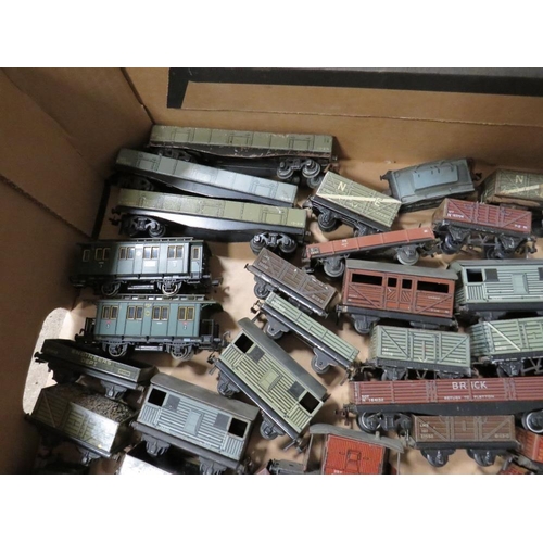 550 - A SELECTION OF VARIOUS HORNBY DUBLO AND TRIX MODEL RAILWAY TRUCKS AND COACHES