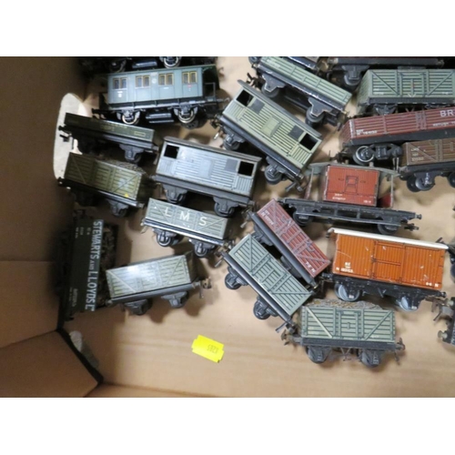 550 - A SELECTION OF VARIOUS HORNBY DUBLO AND TRIX MODEL RAILWAY TRUCKS AND COACHES