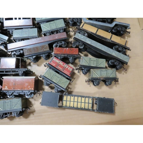 550 - A SELECTION OF VARIOUS HORNBY DUBLO AND TRIX MODEL RAILWAY TRUCKS AND COACHES