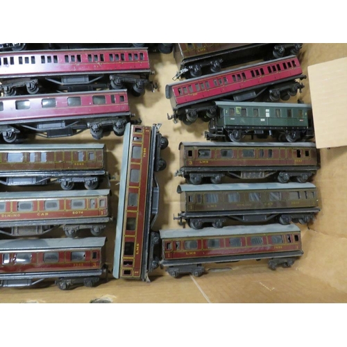 551 - A SELECTION OF VARIOUS HORNBY, HORNBY DUBLO AND TRIX MODEL RAILWAY COACHES