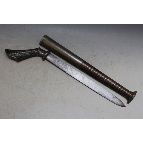 529 - AN INDONESIAN STYLE BADIK TYPE DAGGER, L 48 cm