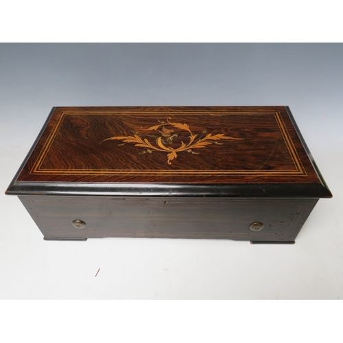 526 - A 19TH CENTURY SWISS MUSIC BOX IN SIMULATED ROSEWOOD CASE, playing six airs, W 43 cm