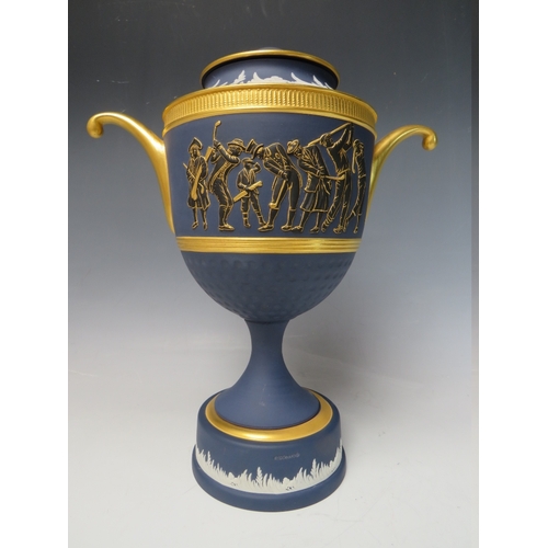 A WEDGWOOD GILT AND DEEP BLUE JASPERWARE TROPHY - 'GENE SARAZEN