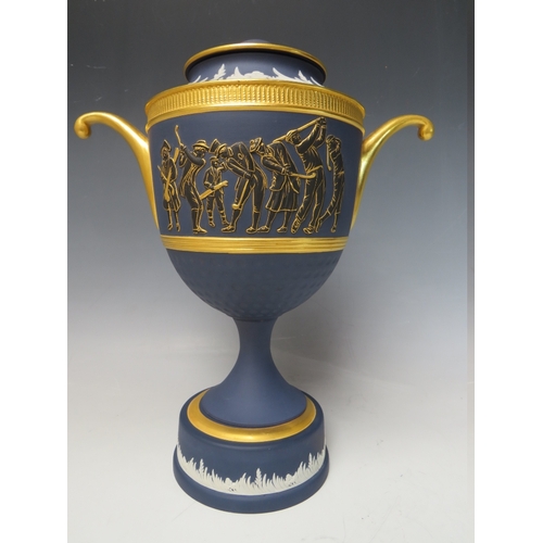 A WEDGWOOD GILT AND DEEP BLUE JASPERWARE TROPHY - 'GENE SARAZEN