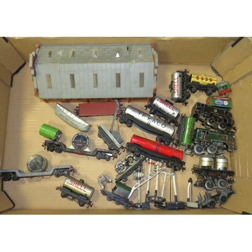 554 - A BOX CONTAINING AN ASSORTMENT OF MODEL RAILWAY CARRIAGES, signals, buildings and engines