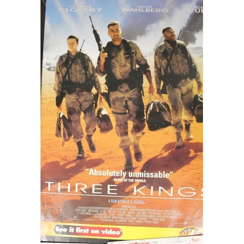 30 - A FOLDER OF ASSORTED CINEMA POSTERS TO INCLUDE THREE KINGS, DECEPTION, MAGNOLIA AND THE SIEGE ETC