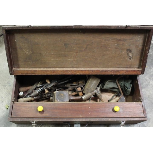 513 - A WOODEN CARPENTERS TOOLBOX WITH VARIOUS TOOLS, BRACES AND DRILLS