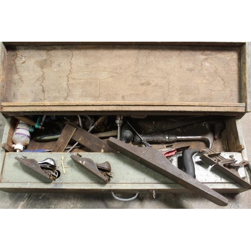 515 - A GREY PAINTED WOODEN CARPENTERS TOOLBOX CONTAINING VARIOUS TOOLS AND PLANERS