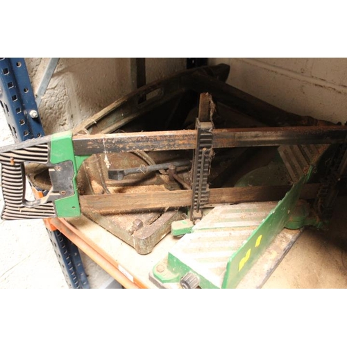 516 - A CAST IRON MITRE GUILLOTINE WITH MITRE SAW AND VARIOUS WOOD SAWS