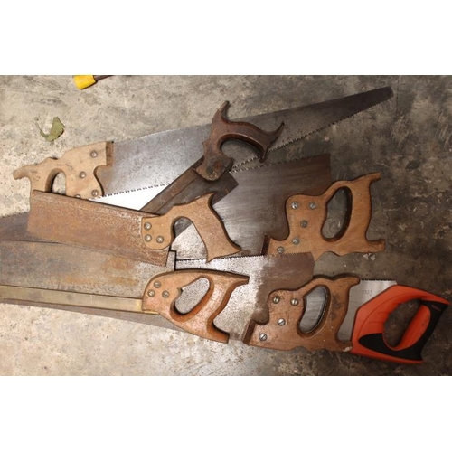 516 - A CAST IRON MITRE GUILLOTINE WITH MITRE SAW AND VARIOUS WOOD SAWS