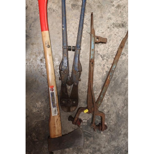 518 - A COLLECTION OF VARIOUS VINTAGE TOOLS. BOLT CUTTER, LOG SPLITTING AXE ETC