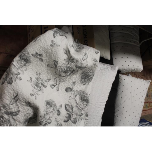 58 - A QUANTITY OF EX SHOW HOME BEDDING TO INCLUDE DUVET, PILLOW CASES & FLORAL THROW